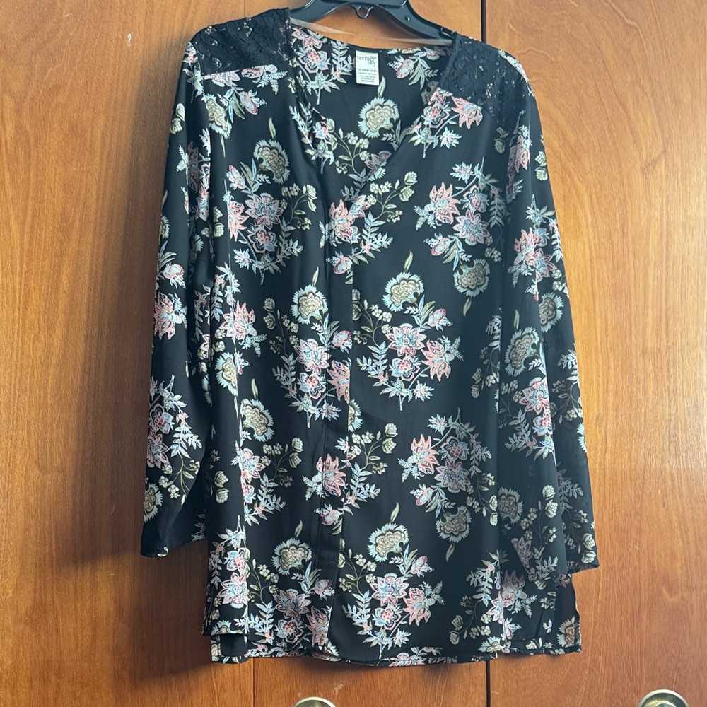 Terra & Sky Black Floral Blouse